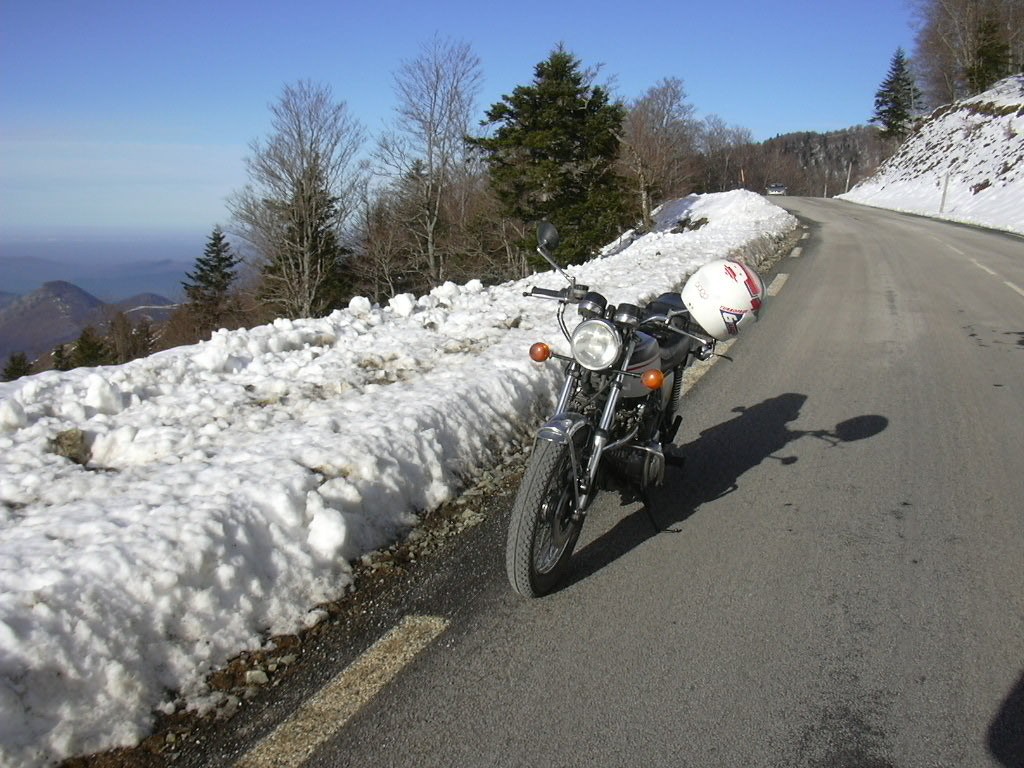 400 Four en bord de route enneigée