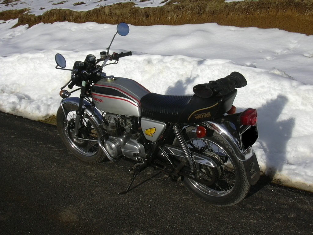 400 Four à côté de la neige