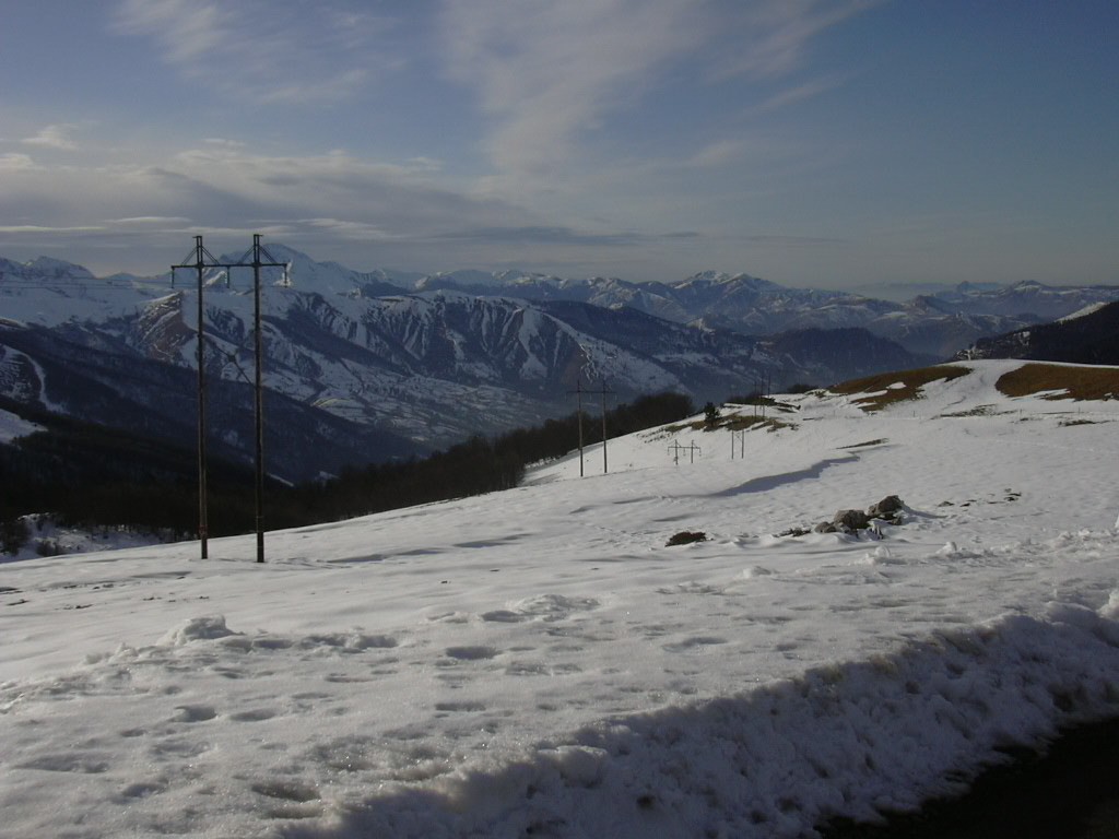 Montagne enneigée sous le soleil